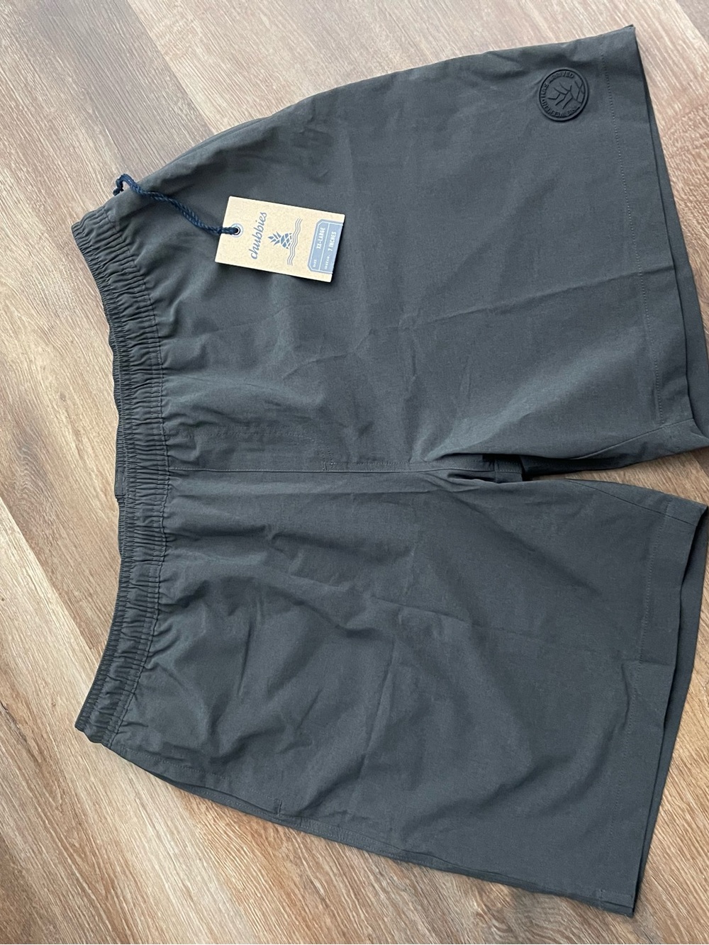 NWT chubbies Dark Gray Swim Trunks with Subtle Patch Logo XXL 7”